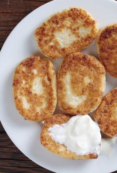 Τυροπιτάκια Συστατικά: – 4 αυγά – 200 γρ. τυρί κρέμα